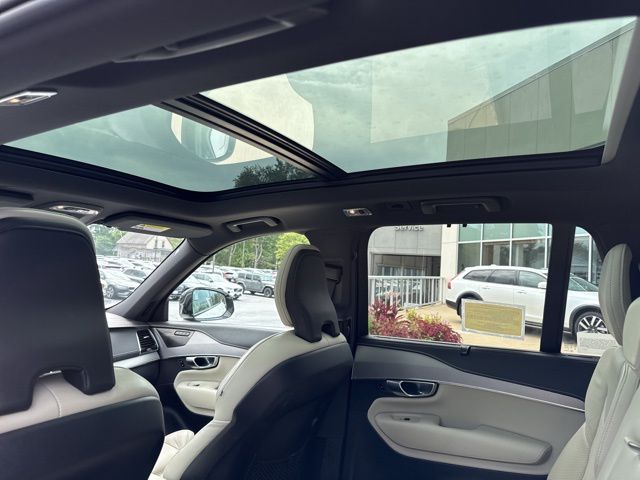 2022 Volvo XC90 Recharge T8 R-Design photo 10