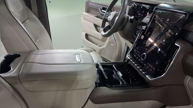 Used 2025 GMC Yukon XL SUV