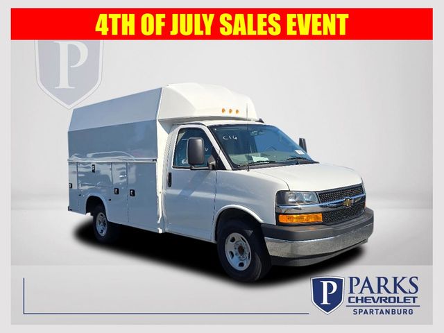 Summit White 2025 Chevrolet Express Chassis Van Rear-Wheel Drive 8-Speed Automatic
