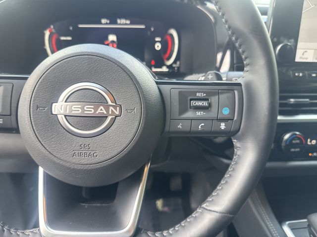 Used 2023 White Nissan Platinum image 21