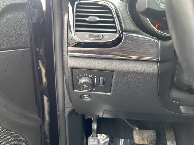 2021 Jeep Grand Cherokee Overland - Diamond Black exterior view 10