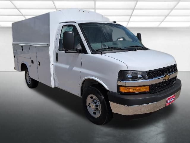 Summit White 2026 Chevrolet Express Chassis 3500 Cutaway 139 Van Rear-Wheel Drive 8-Speed Automatic