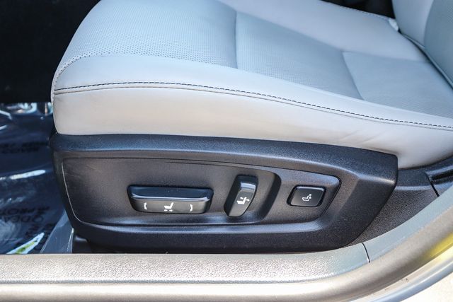 Used 2018 Silver Lexus 300h image 27