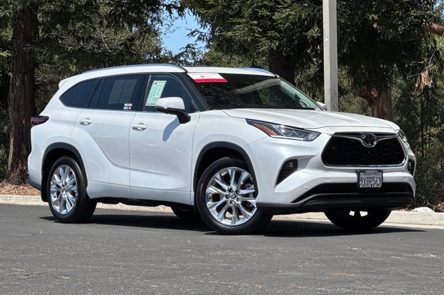 White (Wind Chill Pearl) 2026 Toyota Highlander SUV / Crossover All-Wheel Drive 8-Speed Automatic