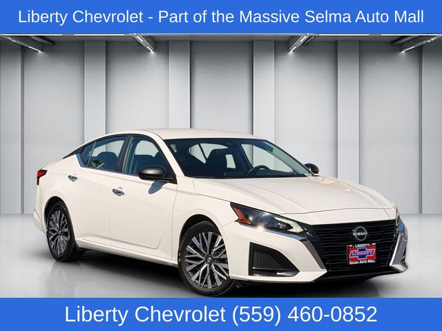 Glacier White 2025 Nissan Altima Sedan Front-Wheel Drive Continuously Variable Transmission