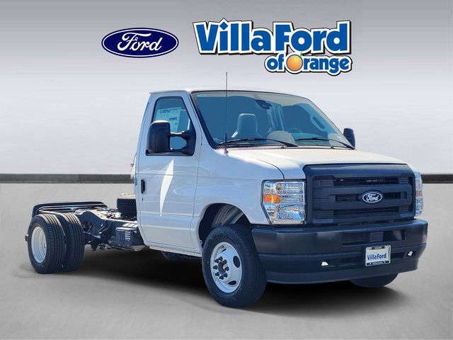 Oxford White 2026 Ford E-Series Chassis Pickup Truck Rear-Wheel Drive 6-Speed Automatic Overdrive