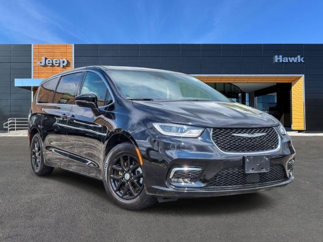 Diamond Black Crystal Pearlcoat 2026 Chrysler Pacifica Select FWD Minivan Front-Wheel Drive 9-Speed Automatic