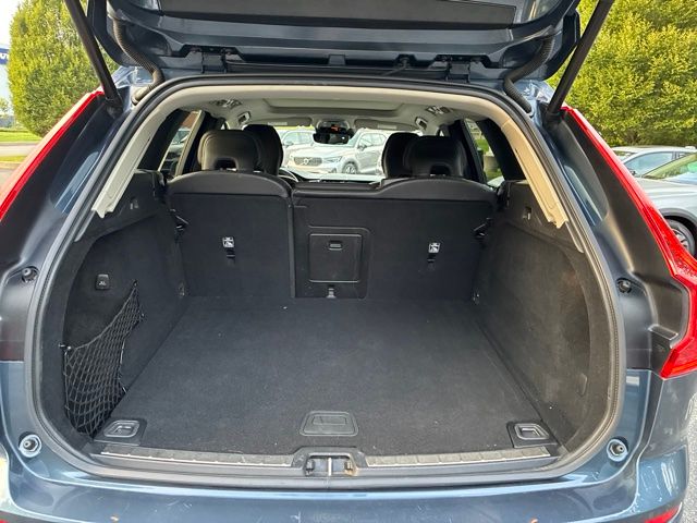 Used 2020  Volvo T6 Momentum image 12