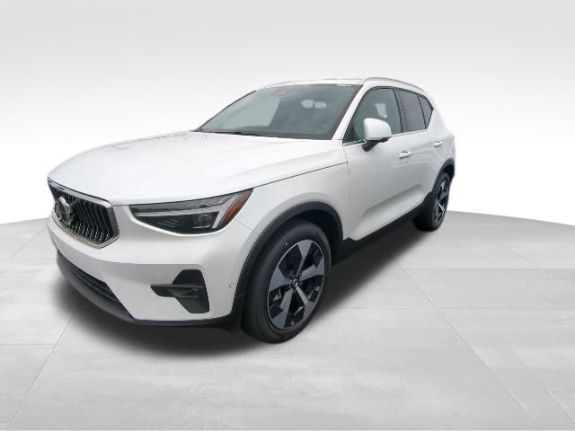 2025 Volvo XC40 B5 Plus Bright Theme