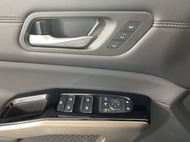 2025 Everest White Pearl Tricoat Nissan Pathfinder Platinum 4X4 SUV