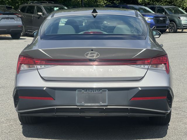 Used 2025 Silver Hyundai SEL Convenience image 12