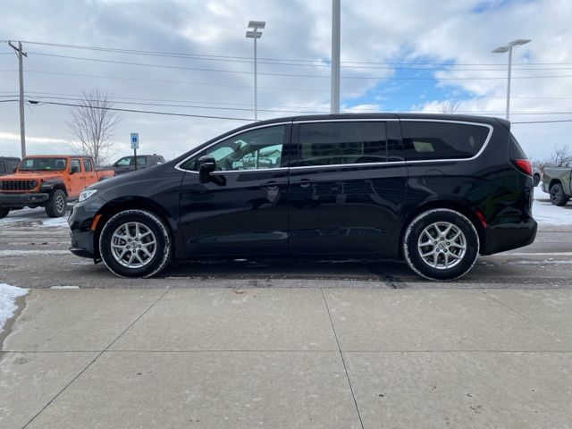 2024 Chrysler Pacifica Touring L - Diamond Black Crystal Pearlcoat exterior view 8