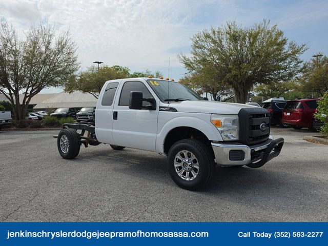 Oxford White 2016 Ford F-250 Super Duty Pickup Truck Four-Wheel Drive 6-Speed Automatic