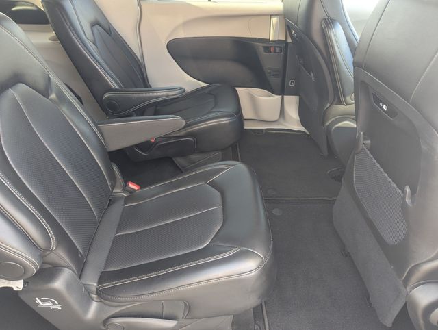 Used 2024 Silver Mist Clearcoat Chrysler Touring L image 27