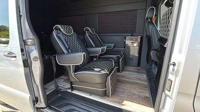 Used 2021  Mercedes-Benz Cargo 170 WB image 35