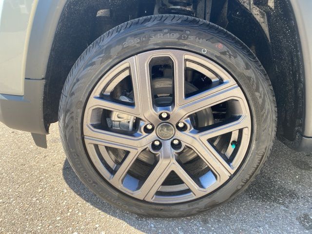 2026 Jeep Compass Limited - Silver Zynith Metallic Clearcoat exterior view 9