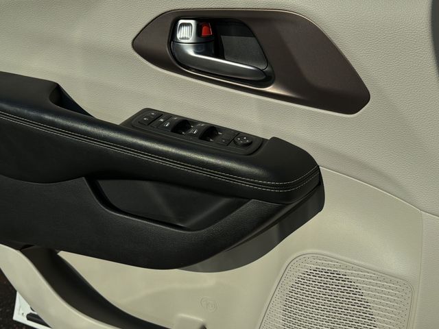 Used 2021 White Chrysler LX image 30