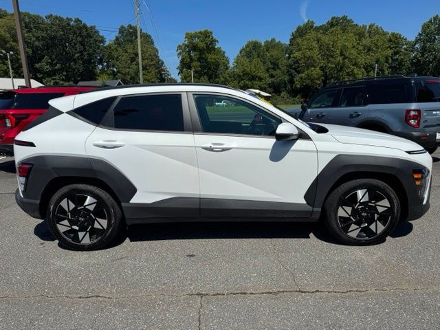 Used 2025 White Hyundai SEL image 9