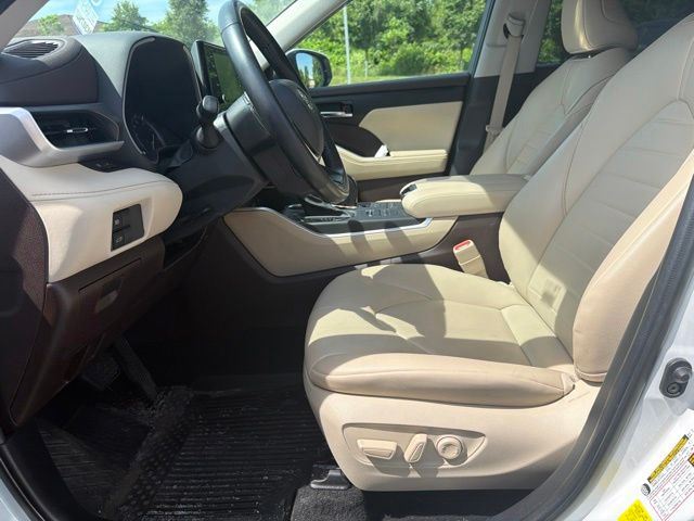 2022 Toyota Highlander XLE Off-white at Carlisle Cadillac Buick GMC