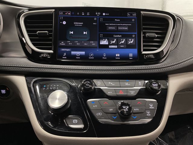 2023 Chrysler Pacifica Touring L photo
