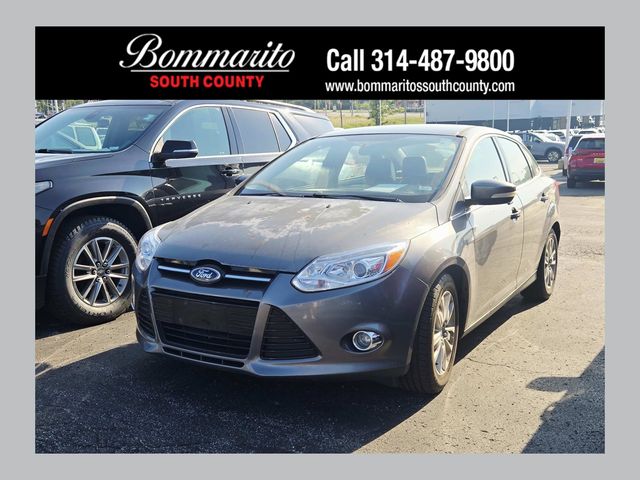 2012 Ford Focus Gris (Sterling Gray Metallic) Sedán Tracción delantera 6 velocidades Automática