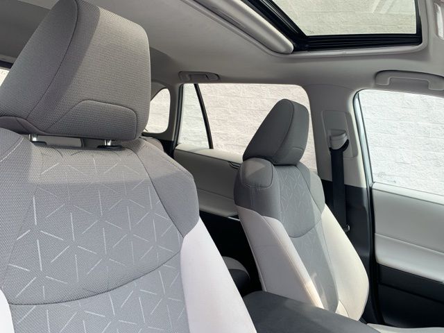 2021 Toyota RAV4 Hybrid XLE photo
