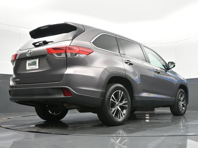 2019 Toyota Highlander LE photo