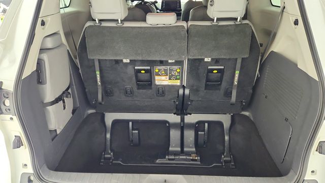 2021 Toyota Sienna XLE White at Community Toyota