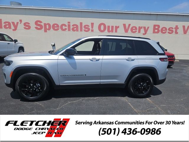  2024 Jeep Grand Cherokee Altitude 4WD   