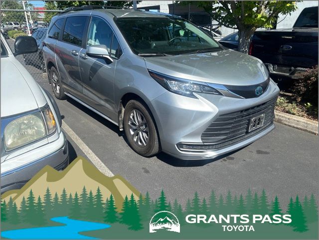 2023 Toyota Sienna LE 8-Passenger FWD