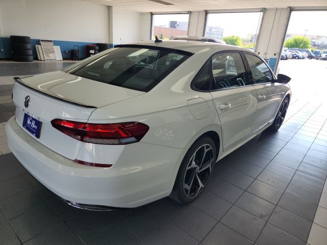 2021 Volkswagen Passat 2.0T R-Line photo
