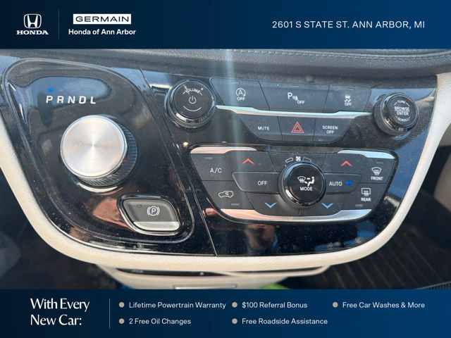 Used 2019 Brilliant Black Crystal Pearlcoat Chrysler Limited image 21