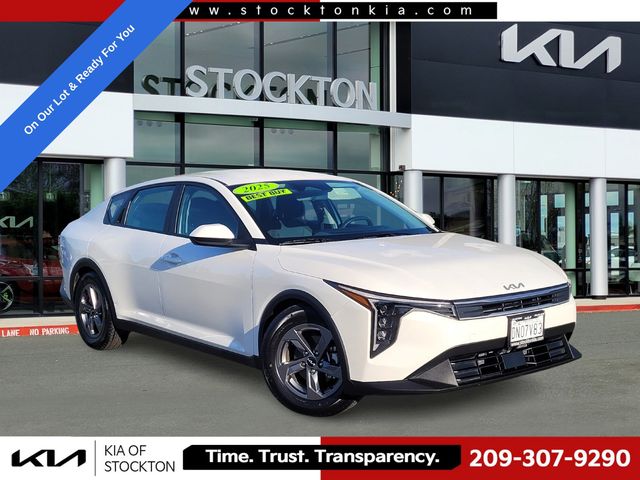Snow White Pearl 2025 Kia K4 Sedan Front-Wheel Drive Continuously Variable Transmission