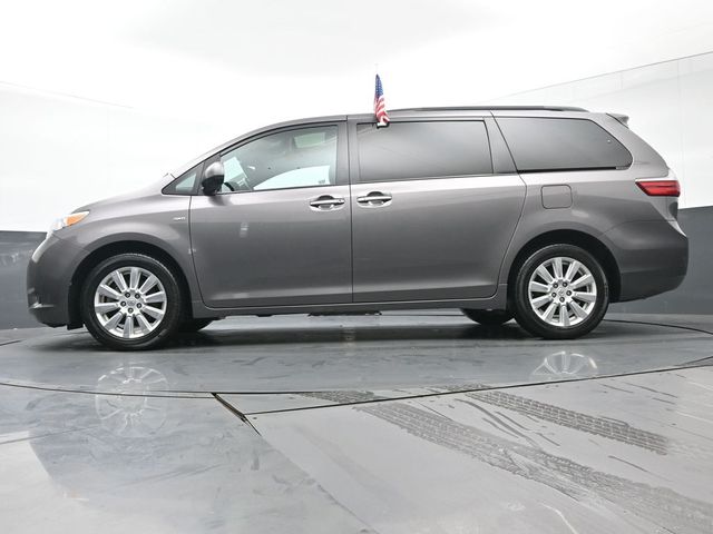 2017 Toyota Sienna XLE 33