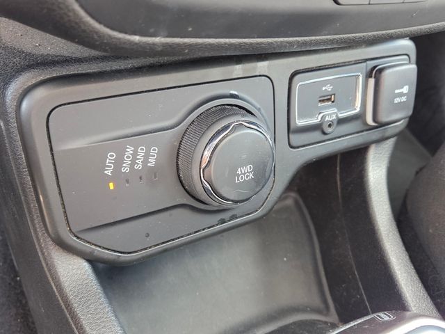 Used 2018 Silver Jeep Limited image 23