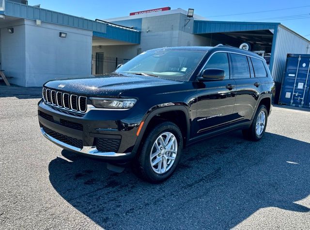 2025 Jeep Grand Cherokee Laredo photo 2