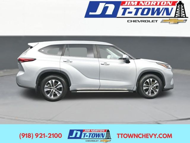 Celestial Silver Metallic 2023 Toyota Highlander Hybrid SUV / Crossover Front-Wheel Drive Continuously Variable Transmission