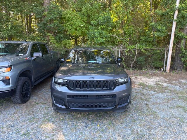 Used 2024 Gray Jeep Altitude image 6