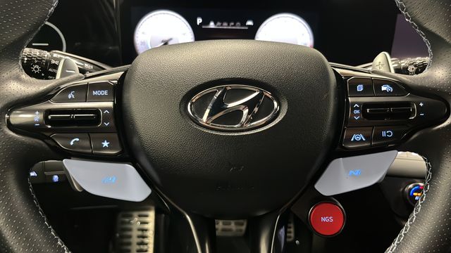 Used 2022 Ceramic White Hyundai Base image 16
