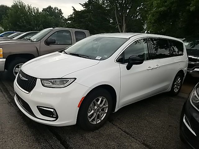 Used 2024 Chrysler Pacifica Van