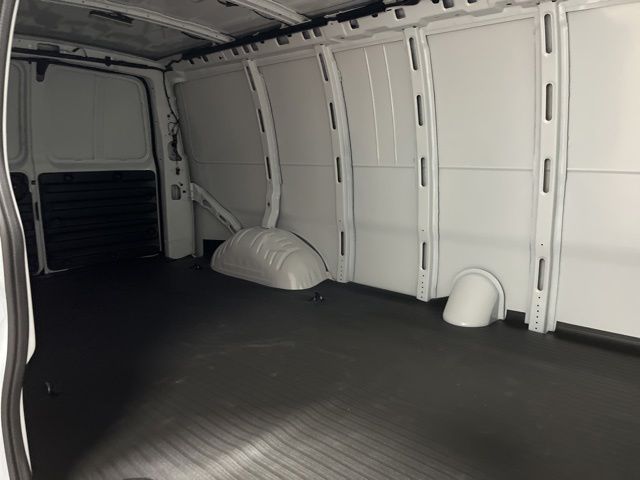 New 2026 Summit White Chevrolet Work Van image 23