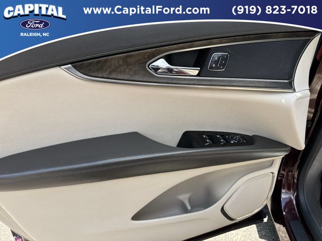 Used 2018 Red Lincoln Select image 20
