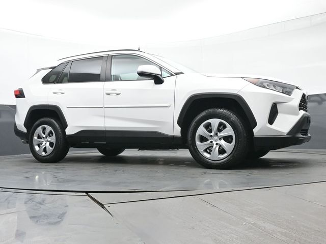 2021 Toyota RAV4 LE 32