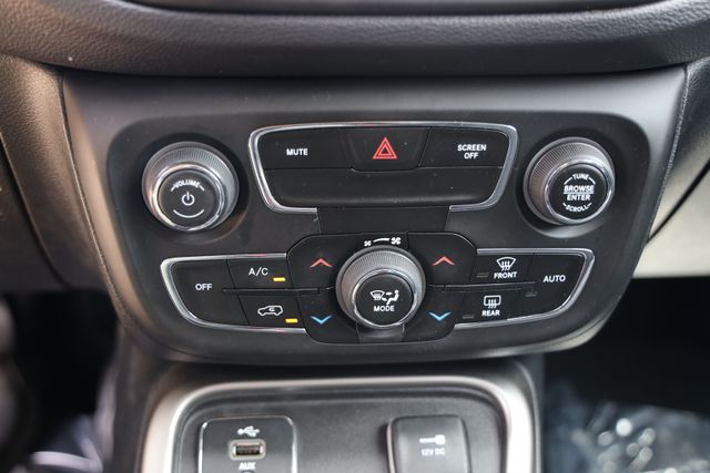 2018 Jeep Compass Latitude White at River Oaks CDJR