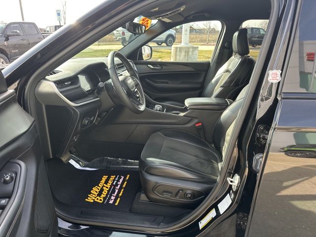 2024 Jeep Grand Cherokee L Altitude - Diamond Black Crystal Pearlcoat exterior view 9