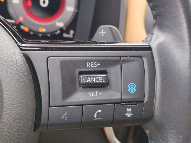 Used 2021 White Nissan Platinum image 17
