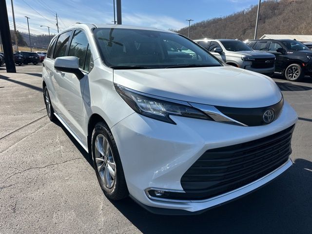 2022 Toyota Sienna XLE 7-Passenger FWD