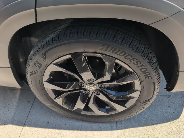 2023 Volkswagen Taos 1.5T SE Gray at Sutliff Volkswagen