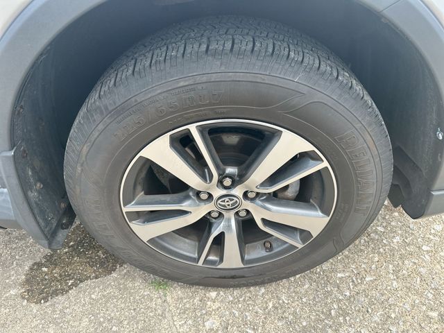 Used 2018 Silver Toyota XLE image 47
