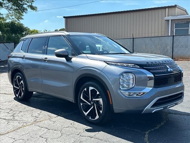 Silver 2023 Mitsubishi Outlander SEL FWD SUV / Crossover Front-Wheel Drive Continuously Variable Transmission